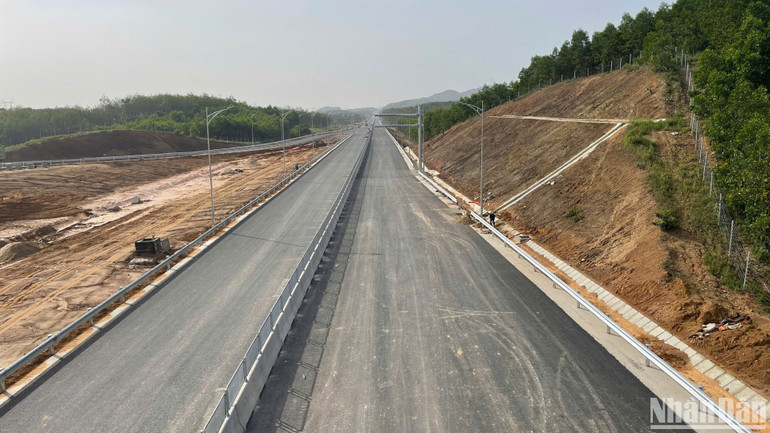 Hệ thống đèn chiếu sáng đã được nhà thầu lắp đặt xong Mái taluy dọc tuyến cao tốc được ốp gạch, trồng cỏ tăng độ thẩm mỹ và kiên cố.