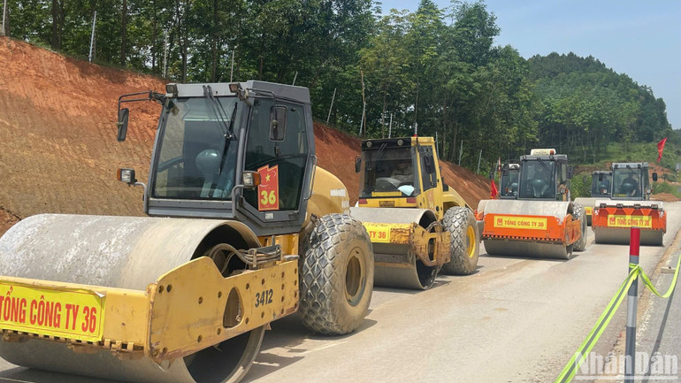 Một số đoạn vướng mắc về công tác giải phóng mặt bằng trước đây tại huyện Lệ Thủy đã được nhà thầu đẩy nhanh tiến độ thi công và tiến hành thảm nhựa.