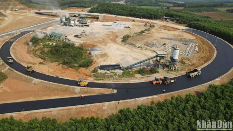 Nút giao Việt Trung nằm tại thành phố Đồng Hới, Quảng Bình là nút giao hiện đại nhất trong 4 nút giao của tuyến Bùng-Vạn Ninh.