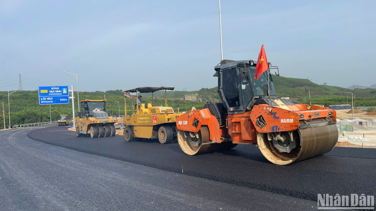 Nhà thầu đang nỗ lực thảm những mét nhựa cuối cùng.