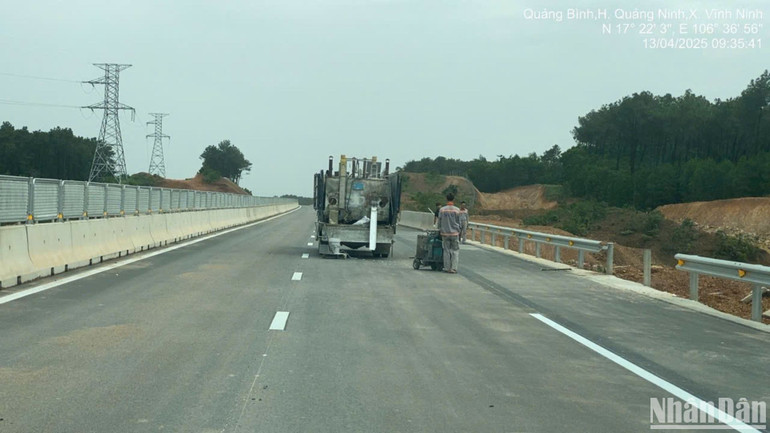 Công nhân kẻ vạch sơn giao thông trên tuyến