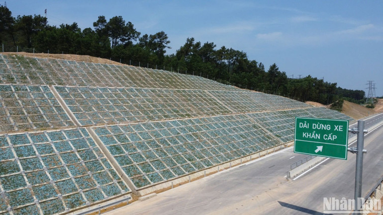 Mái taluy dọc tuyến cao tốc được ốp gạch, trồng cỏ tăng độ thẩm mỹ và kiên cố.