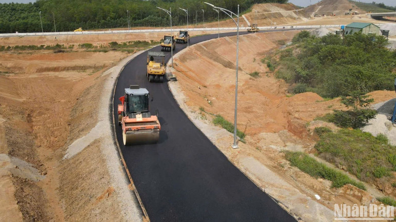 Một đoạn cao tốc Bắc - Nam đoạn qua huyện Quảng Ninh, tỉnh Quảng Bình thuộc dự án thành phần Bùng - Vạn Ninh.