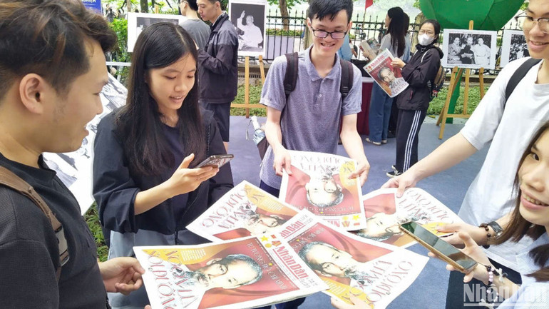 Nhóm các bạn trẻ tự hào, xúc động khi tham quan triển lãm và được nhận ấn phẩm đặc biệt do Báo Nhân Dân tặng. (Ảnh: KIM CƯƠNG) Nhóm các bạn trẻ tự hào, xúc động khi tham quan triển lãm và được nhận ấn phẩm đặc biệt do Báo Nhân Dân tặng. (Ảnh: KIM CƯƠNG)