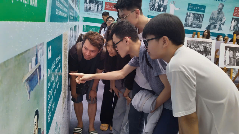 Thế hệ thanh niên dù chưa từng được gặp Bác Hồ nhưng trong lòng họ luôn chứa đựng sự tôn kính, tình yêu, lòng biết ơn của những người con với vị cha già dân tộc. (ẢNH: KIM CƯƠNG) Thế hệ thanh niên dù chưa từng được gặp Bác Hồ nhưng trong lòng họ luôn chứa đựng sự tôn kính, tình yêu, lòng biết ơn của những người con với vị cha già dân tộc. (ẢNH: KIM CƯƠNG)