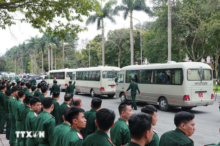 Đại tướng Nguyễn Tân Cương, Tổng Tham mưu trưởng, Thứ trưởng Bộ Quốc phòng và đại diện các cơ quan tiễn lực lượng cứu trợ ra sân bay sang Myanmar ngay trong chiều ngày 30/3. (Ảnh: Trọng Đức/TTXVN)
