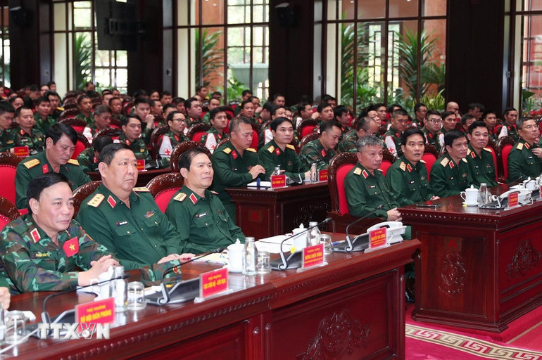 Đại tướng Nguyễn Tân Cương, Tổng Tham mưu trưởng, Thứ trưởng Bộ Quốc phòng và các sĩ quan, quân nhân trước giờ lên đường sang Myanmar. (Ảnh: Trọng Đức/TTXVN)