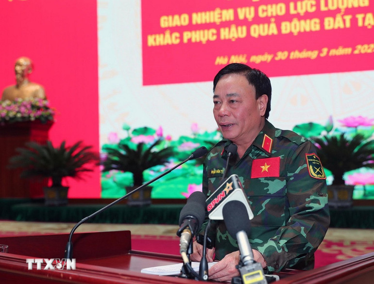 Thiếu tướng Phạm Văn Tỵ, Phó Cục trưởng Cục cứu hộ, Cứu nạn (Bộ Tổng Tham mưu), trưởng đoàn công tác phát biểu nhận nhiệm vụ. (Ảnh: Trọng Đức/TTXVN)