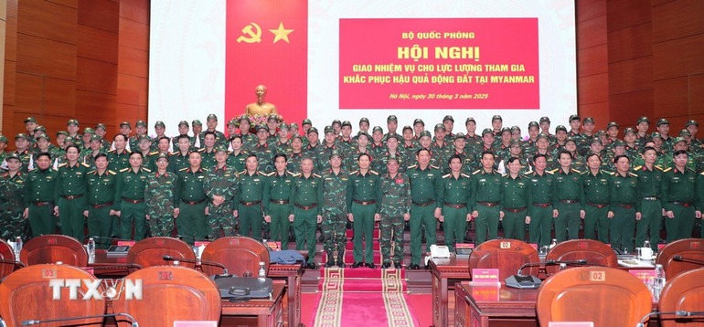 Đại tướng Nguyễn Tân Cương, Tổng Tham mưu trưởng, Thứ trưởng Bộ Quốc phòng và đại diện các cơ quan tiễn lực lượng cứu trợ ra sân bay sang Myanmar ngay trong chiều ngày 30/3. (Ảnh: Trọng Đức/TTXVN)