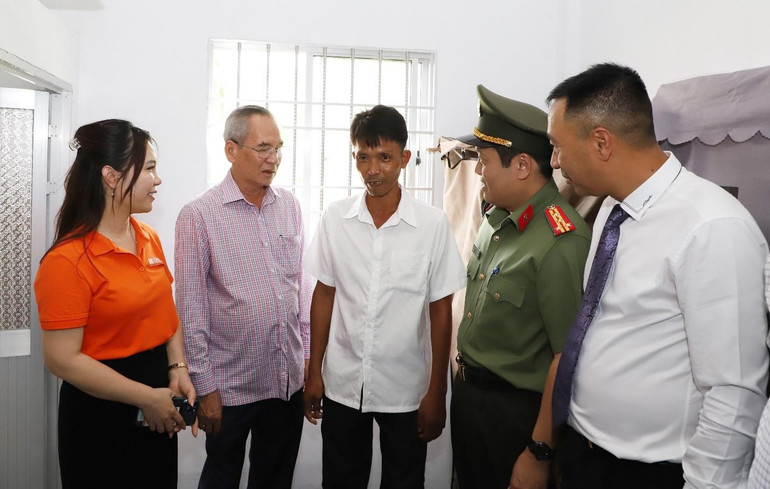 Lãnh đạo Bộ Công an, lãnh đạo tỉnh Bạc Liêu cùng đại diện Tập đoàn T&T Group và Ngân hàng SHB thăm hỏi, trao nhà cho hộ gia đình anh Nguyễn Văn Bi.