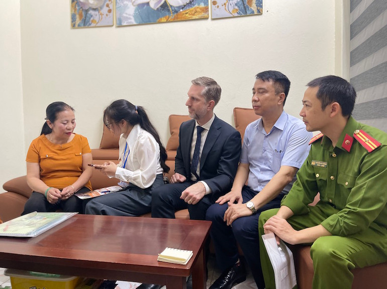 Điều tra viên tiến hành phỏng vấn một hộ gia đình trên địa bàn quận Tây Hồ, Hà Nội để thu thập thông tin Điều tra Dân số và nhà ở giữa kỳ năm 2024.