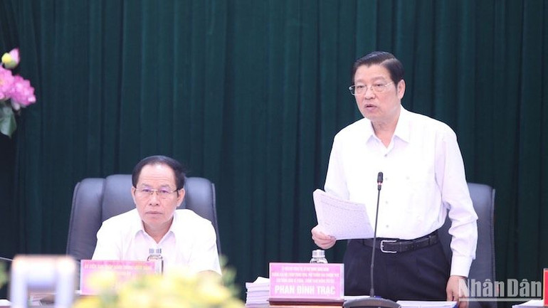 Đồng chí Phan Đình Trạc, Ủy viên Bộ chính trị, Bí thư Trung ương Đảng, Trưởng Ban Nội chính Trung ương, Phó Trưởng Ban Thường trực Ban Chỉ đạo Trung ương về phòng, chống tham nhũng, tiêu cực phát biểu tại Hội nghị.