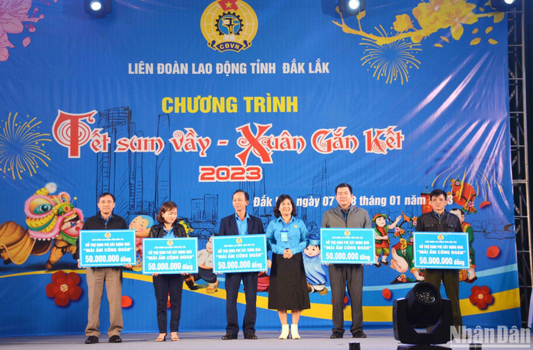 Liên đoàn Lao động tỉnh Đắk Lắk trao Mái ấm Công đoàn cho đoàn viên, người lao động khó khăn về nhà ở.