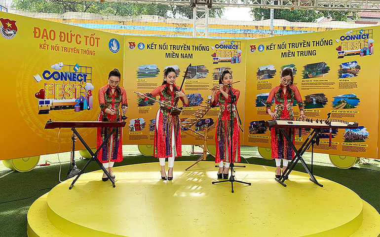 Hoạt động trình diễn văn hóa nghệ thuật truyền thống dân tộc.