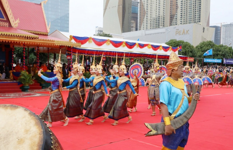 Biểu diễn văn nghệ chào mừng lễ kỷ niệm Chiến thắng lịch sử. (Ảnh: Nguyễn Hiệp)