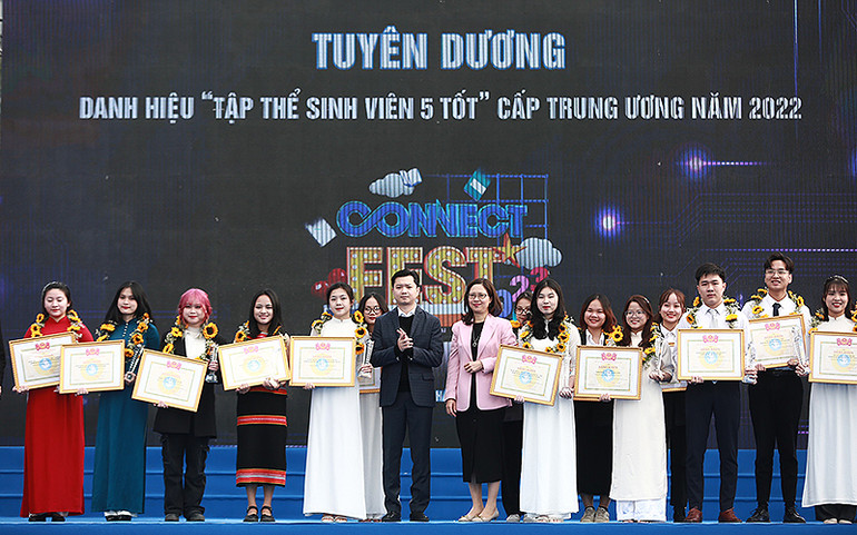 Bí thư Trung ương Đoàn, Chủ tịch Hội Sinh viên Việt Nam Nguyễn Minh Triết (thứ 6 từ trái sang, hàng đầu) trao danh hiệu “Tập thể sinh viên 5 tốt” cấp Trung ương năm 2022 tặng đại diện các đơn vị.