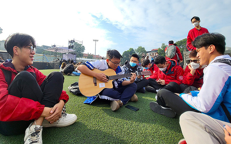 Học sinh, sinh viên sôi nổi tham gia Ngày hội từ sáng sớm. (Ảnh: Linh Phan)