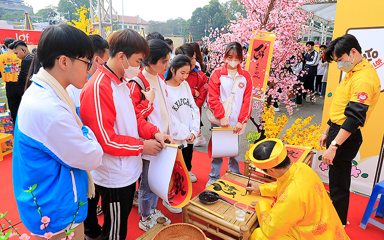 Các bạn trẻ xin chữ lấy may tại Ngày hội.