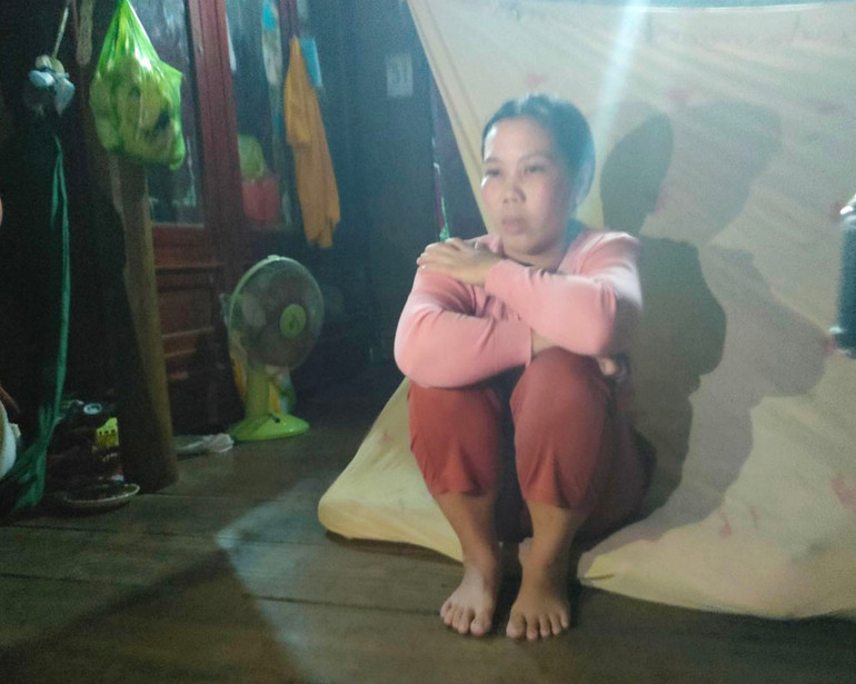 Chị Nguyễn Thị Mỹ Linh ngồi thất thần giữa nhà khi biết con đã không qua khỏi. (Ảnh: HỮU NGHĨA)