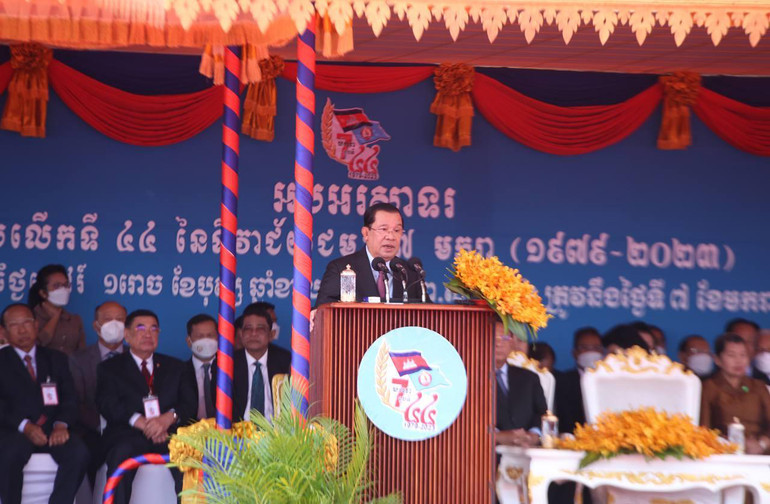 Chủ tịch CPP Samdech Techo Hun Sen đọc diễn văn tại Lễ kỷ niệm 44 năm Chiến thắng 7/1. (Ảnh: Fresh News)
