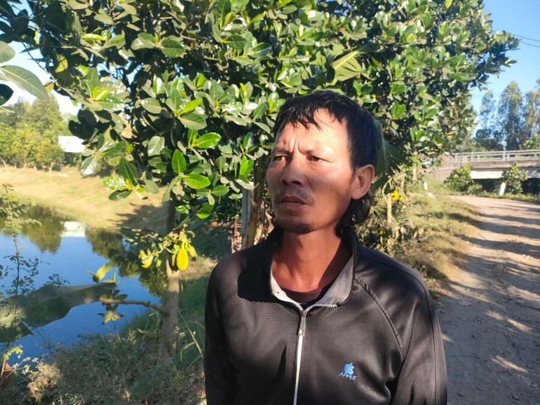 Anh Thái Văn Tấn Tài, ba bé Hạo Nam đứng từ xa chờ tin con. (Ảnh: HỮU NGHĨA)