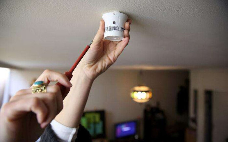 Bắt buộc lắp đặt máy báo khói tại nhà riêng kể từ tháng 3/2015. (Nguồn: Le Parisien) Bắt buộc lắp đặt máy báo khói tại nhà riêng kể từ tháng 3/2015. (Nguồn: Le Parisien)