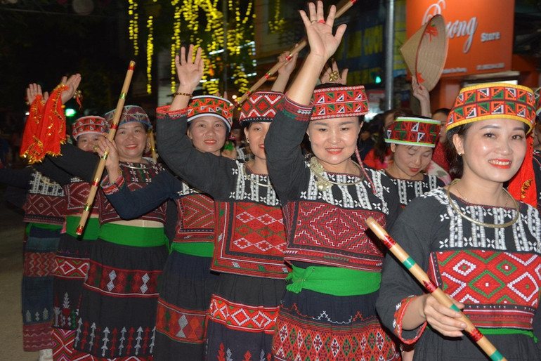 Một màn diễu diễn đường phố của dân tộc Xa Phó.