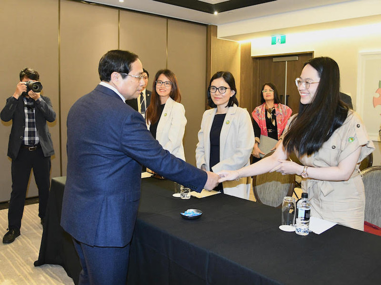 Thủ tướng Phạm Minh Chính bắt tay các thành viên nhóm VietTech NZ.