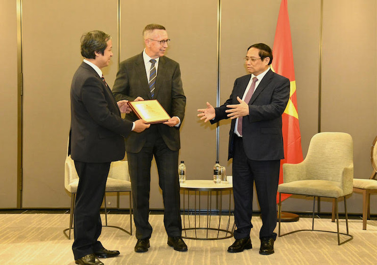 Thủ tướng Phạm Minh Chính chứng kiến lễ trao Kỷ niệm chương vì sự nghiệp giáo dục của Bộ Giáo dục và Đào tạo Việt Nam tặng ông Neil Quigley,