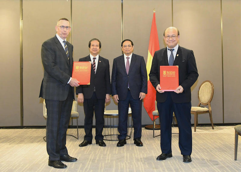 Thủ tướng Phạm Minh Chính chứng kiến lễ trao các biên bản thỏa thuận hợp tác giữa Trường đại học Waikato với các trường đại học của Việt Nam.