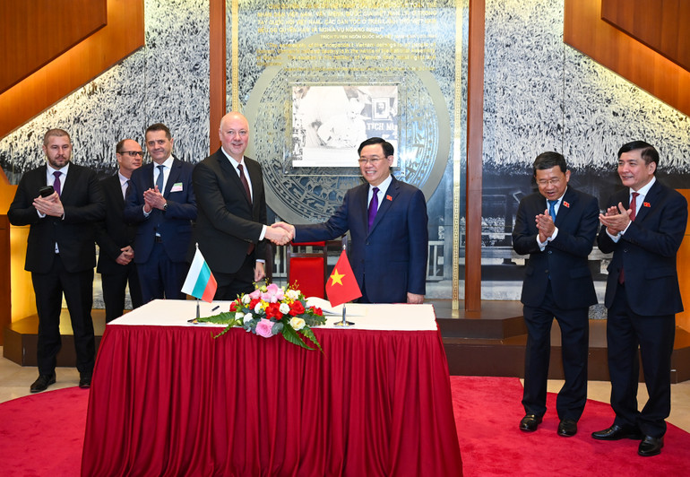 Chủ tịch Quốc hội nước Cộng hòa Bulgaria Rossen Dimitrov Jeliazkov ký Sổ vàng lưu niệm tại Phòng Truyền thống Quốc hội Việt Nam.