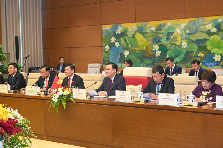 Chủ tịch Quốc hội Vương Đình Huệ phát biểu tại buổi hội đàm.