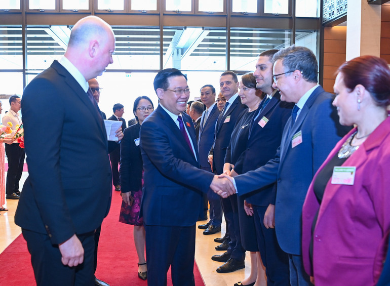 Chủ tịch Quốc hội nước Cộng hòa Bulgaria Rossen Dimitrov Jeliazkov giới thiệu với Chủ tịch Quốc hội Vương Đình Huệ các thành viên Đoàn đại biểu cấp cao Quốc hội Bulgaria dự lễ đón.