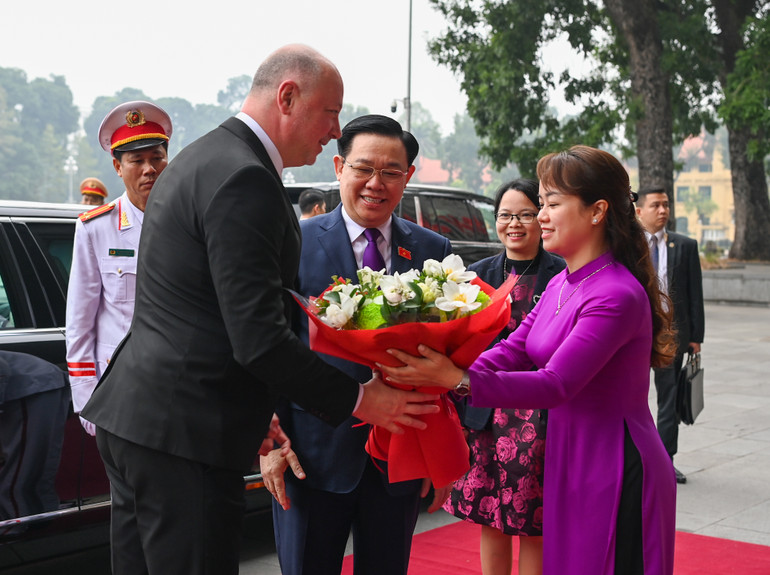 Nhân viên Văn phòng Quốc hội tặng hoa chào mừng Chủ tịch Quốc hội nước Cộng hòa Bulgaria Rossen Dimitrov Jeliazkov.