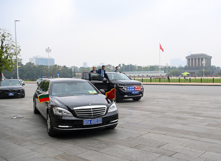 Đoàn xe chở Chủ tịch Quốc hội nước Cộng hòa Bulgaria Rossen Dimitrov Jeliazkov cùng Đoàn đại biểu cấp cao Quốc hội Bulgaria di chuyển trên đường Độc Lập đến Nhà Quốc hội.