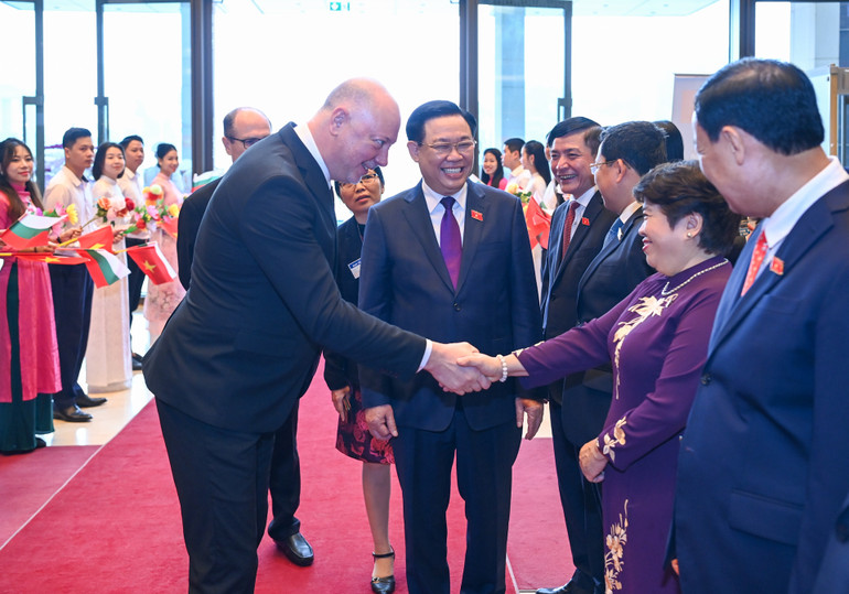 Chủ tịch Quốc hội Vương Đình Huệ giới thiệu với Chủ tịch Quốc hội nước Cộng hòa Bulgaria các thành viên Đoàn đại biểu cấp cao Quốc hội Việt Nam dự lễ đón.