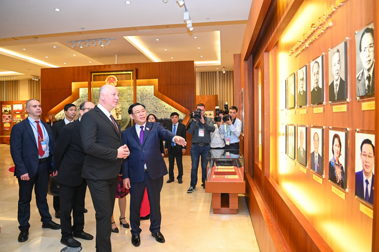 Chủ tịch Quốc hội nước Cộng hòa Bulgaria Rossen Dimitrov Jeliazkov và các đại biểu thăm Phòng Truyền thống Quốc hội.