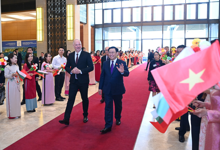 Đoàn viên, thanh niên Văn phòng Quốc hội chào mừng Chủ tịch Quốc hội nước Cộng hòa Bulgaria Rossen Dimitrov Jeliazkov.