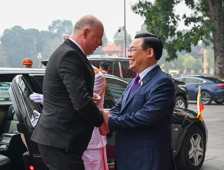 Chủ tịch Quốc hội Vương Đình Huệ nồng nhiệt chào mừng Chủ tịch Quốc hội nước Cộng hòa Bulgaria Rossen Dimitrov Jeliazkov.