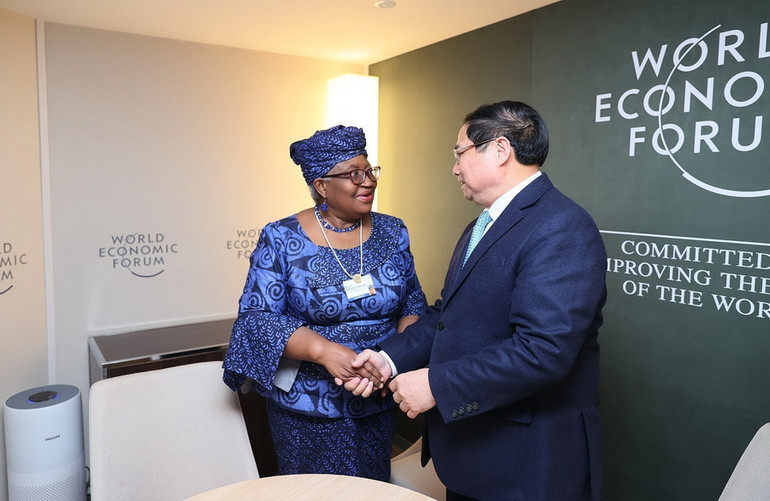 Thủ tướng Phạm Minh Chính gặp Tổng Giám đốc Tổ chức Thương mại Thế giới (WTO) Ngozi Okonjo-Iweala. (Ảnh: TTXVN)