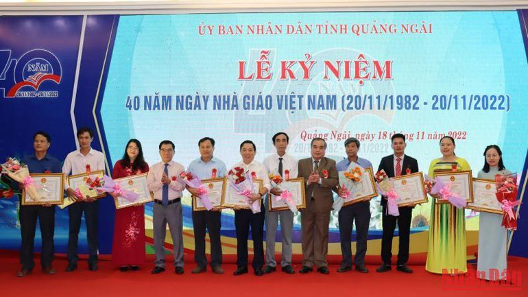 Lãnh đạo tỉnh Quảng Ngãi trao Bằng khen cho các cá nhân có thành tích xuất sắc trong công tác giáo dục và đào tạo. Lãnh đạo tỉnh Quảng Ngãi trao Bằng khen cho các cá nhân có thành tích xuất sắc trong công tác giáo dục và đào tạo.