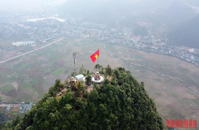 Đứng từ chân cột cờ, trên đỉnh núi Cô Tiên có thể bao quát toàn bộ thị trấn Mường Khương, là điểm đến thu hút du khách trong và ngoài nước.