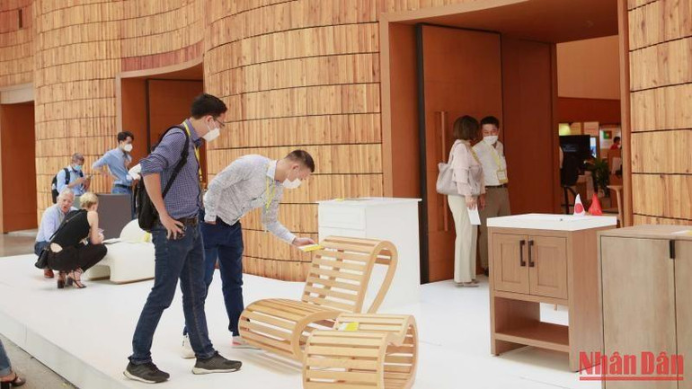 Các hội chợ, triển lãm ngành gỗ cần được tổ chức với quy mô lớn hơn. Các hội chợ, triển lãm ngành gỗ cần được tổ chức với quy mô lớn hơn.