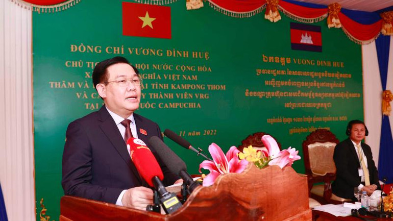 Chủ tịch Quốc hội Vương Đình Huệ nói chuyện với cán bộ, công nhân người Việt tại Cụm dự án cao su tỉnh Kampong Thom. (Ảnh: Doãn Tấn/TTXVN)