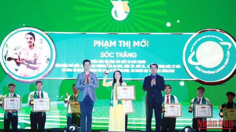 Bí thư BCH Trung ương Đoàn Ngô Văn Cương và Tổng Giám đốc Sabeco Bennet Neo trao Giải thưởng Lương Định Của cho các nhà nông trẻ xuất sắc.