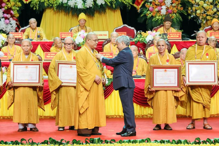 Chủ tịch Ủy ban Trung ương Mặt trận Tổ quốc Việt Nam Đỗ Văn Chiến trao Huân chương Đại đoàn kết cho 12 cá nhân thuộc Giáo hội Phật giáo Việt Nam.