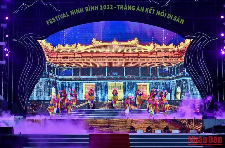 Biểu diễn nghệ thuật Nhã nhạc cung đình Huế.