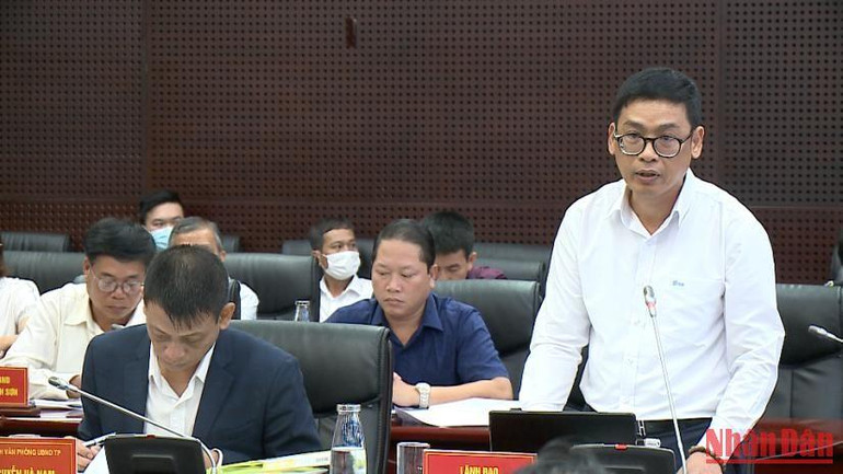 Ông Phùng Phú Phong, giám đốc sở Xây dựng Đà Nẵng nêu ý kiến: "Tình trạng ngập nặng vừa qua trên địa bàn thành phố có một phần do hệ thống thoát nước thiếu đồng bộ, hư hỏng, không được nạo vét thường xuyên".