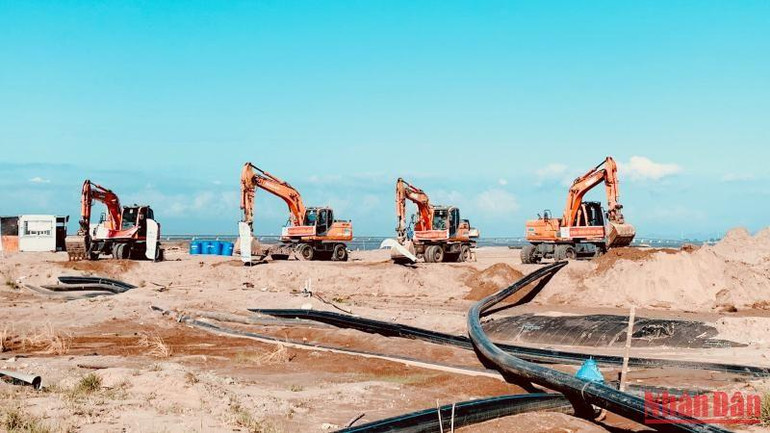 Các phương tiện, thiết bị triển khai thi công trên công trường.