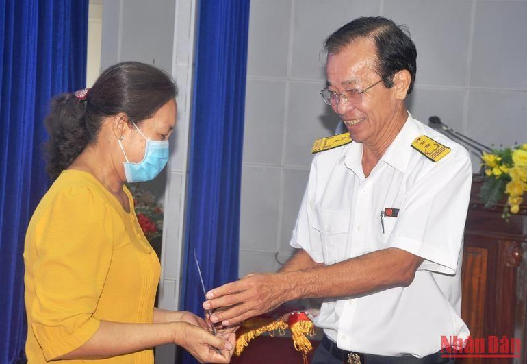 Cục trưởng Cục Thuế tỉnh Tiền Giang Cao Văn Tạo trao giải Nhất cho cá nhân may mắn. Cục trưởng Cục Thuế tỉnh Tiền Giang Cao Văn Tạo trao giải Nhất cho cá nhân may mắn.